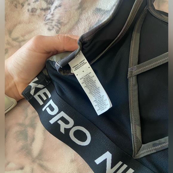 Like new Nike camo sports bra with removable padding - Picture 3 of 3